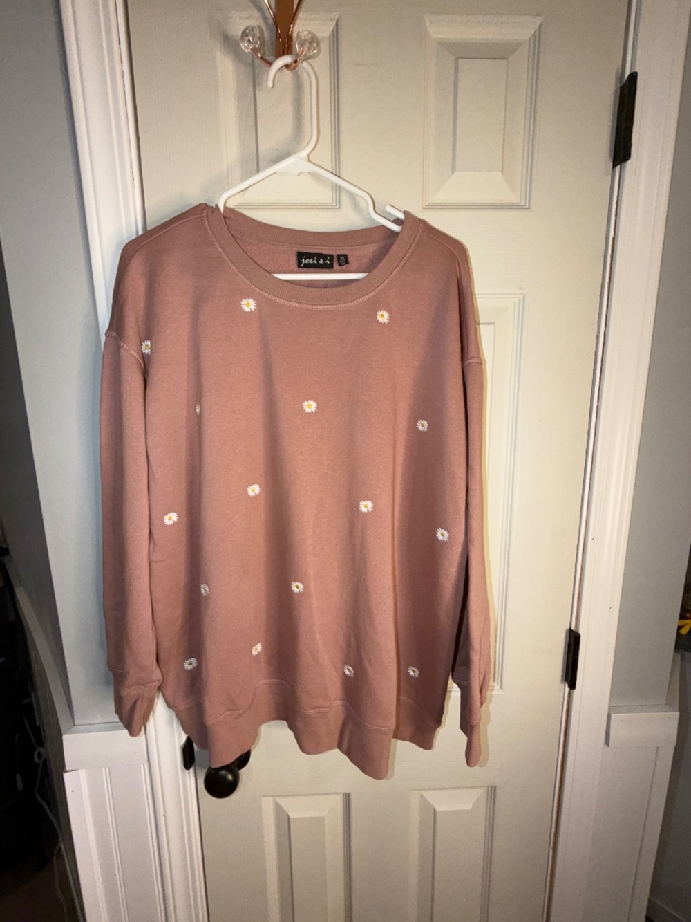 Pink crew top with daisies